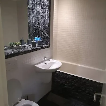 Historic & Modern 2 Bed - Free Parking Apartment Bradford (West Yorkshire)
