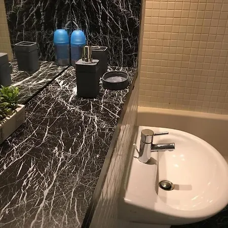 Historic & Modern 2 Bed - Free Parking Apartment *