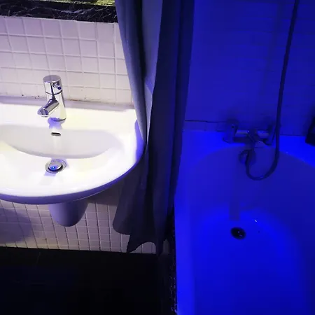 Historic & Modern 2 Bed - Free Parking Apartment *